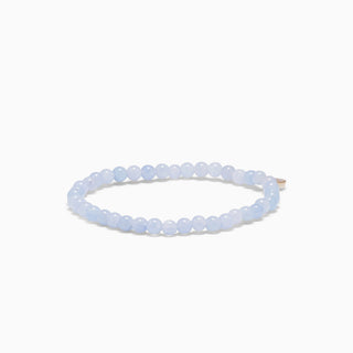 Petite Akvamarin stretch armbånd med små lyseblå natursten, på hvid baggrund