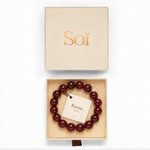 Chunky Garnet bracelet in an open Soï gift box with its Focus meaning card