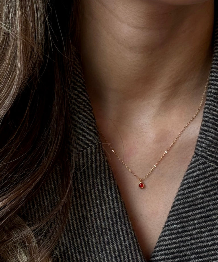 Håndlavet krystalhalskæde med rød agat-vedhæng, symbol på power og mod, i et elegant design med varme røde nuancer