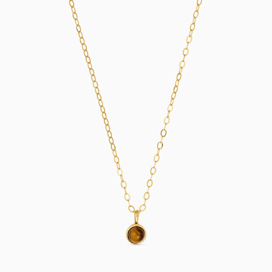 Håndlavet krystalhalskæde med tigerøje-vedhæng, symbol på selvtillid og styrke, i et elegant design med gyldne og brune nuancer 