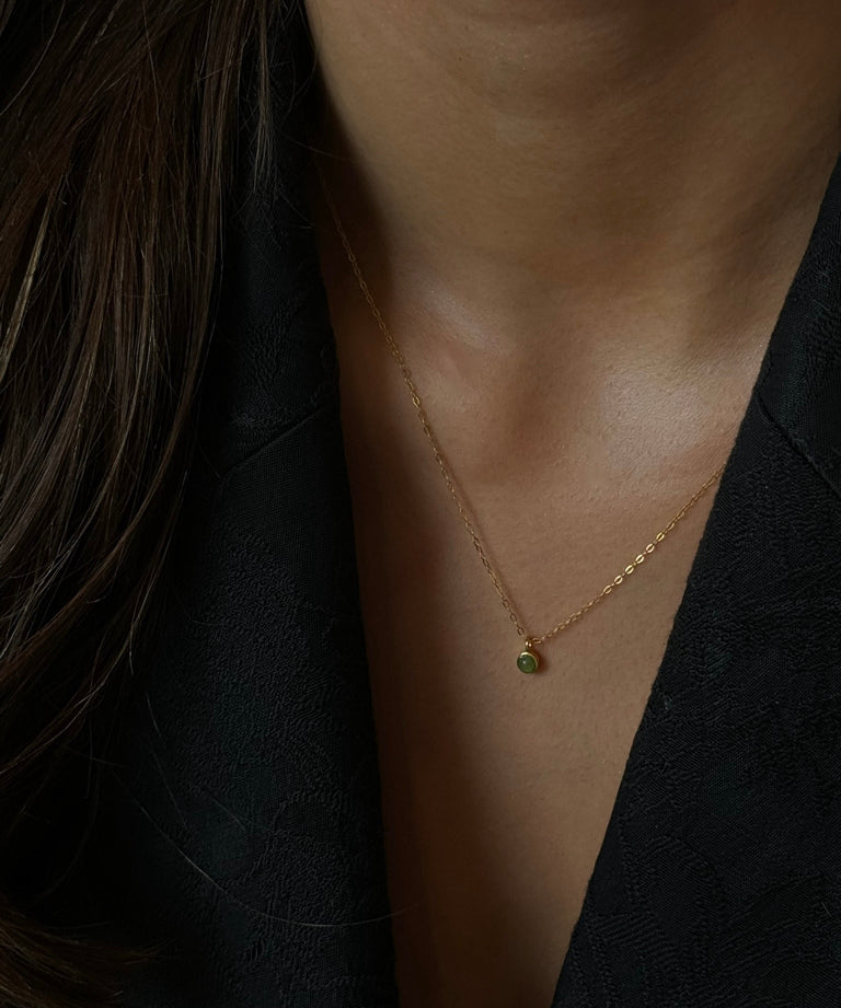 Håndlavet krystalhalskæde med Indian Agate-vedhæng, symbol på styrke og balance, i et elegant design med naturlige jordfarver