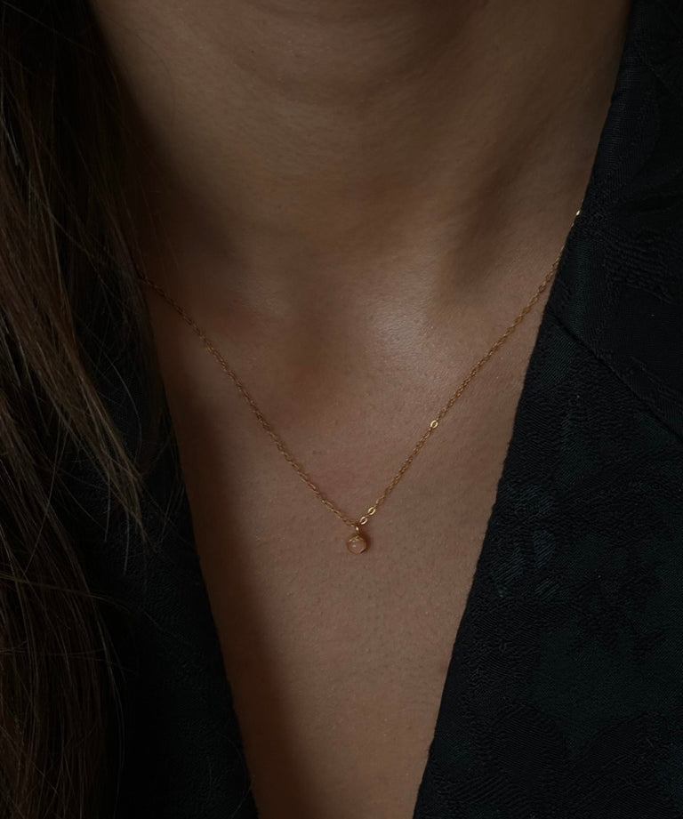 Håndlavet krystalhalskæde med rosakvarts-vedhæng, symbol på kærlighed og harmoni, i et elegant design med bløde rosa nuancer

