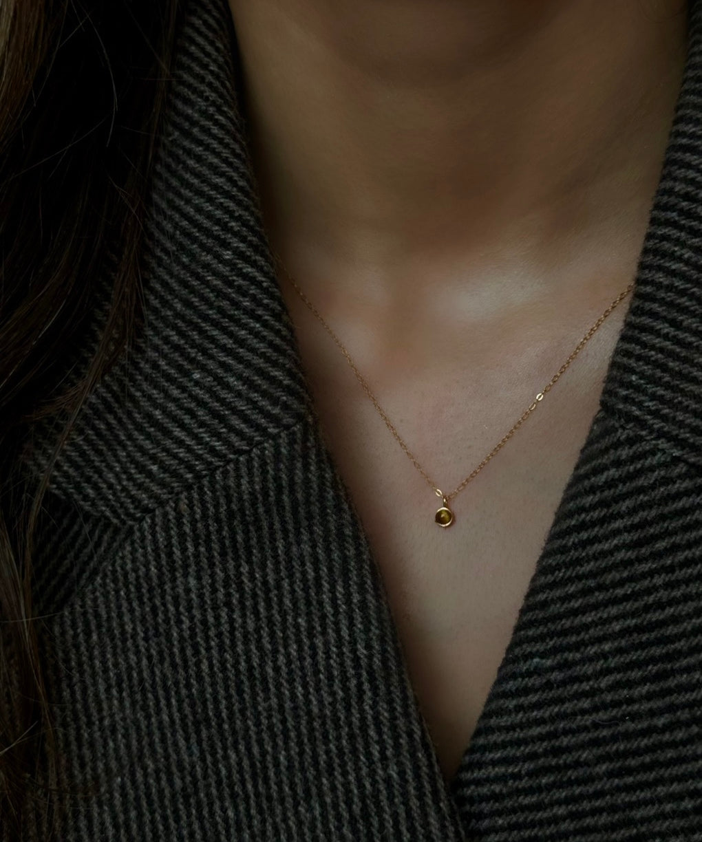 Håndlavet krystalhalskæde med tigerøje-vedhæng, symbol på selvtillid og styrke, i et elegant design med gyldne og brune nuancer 